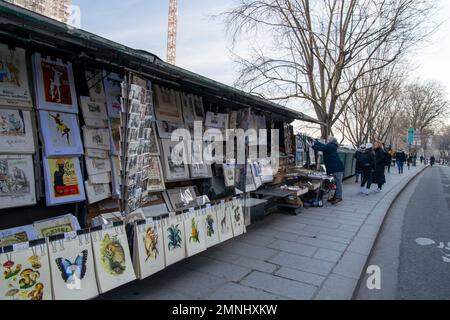 Bancarelle di librai lungo la Senna in Francia sono un'istituzione onorata a Parigi. Parigi Stalle antiche con pitture, libri e giocattoli. Foto Stock