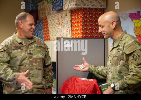 Il Gen. Scott Spellmon, 55th capo degli ingegneri e del corpo degli ingegneri dell'esercito degli Stati Uniti che comandano il generale, presenta una moneta a un membro del team dell'USACE che lavora nel Florida Emergency Operations Center di Tallahassee, Florida, 3 ottobre 2022. Centinaia di dipendenti USACE a sono sul campo a sostegno delle operazioni di risposta alle emergenze dell'uragano Ian. Foto Stock