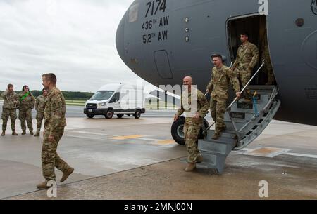 Deplane di personale dispiegato a C-17 Globemaster III presso la base dell'aeronautica militare di dover, Delaware, 3 ottobre 2022. I membri del team dover sono tornati a dover dopo essere stati dispiegati alla base aerea di al Udeid, Qatar. Foto Stock