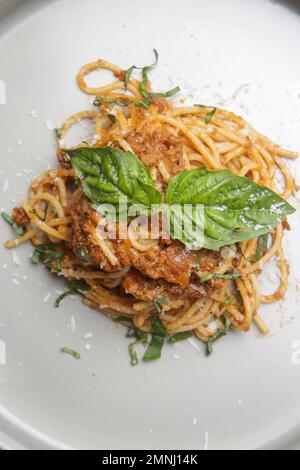 Porzione di spaghetti bolognese fatti in casa serviti in un piatto di ceramica. Foto Stock
