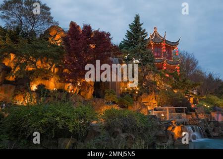 Padiglione della montagna di pietra e della Torre delle nuvole condensanti illuminato durante la mostra annuale Magic of Lanterns nel Giardino Cinese al crepuscolo in autunno. Foto Stock