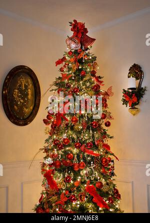 Albero di Natale decorato in angolo della camera Foto Stock