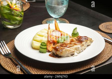 Costolette di maiale con verdure alla griglia e purè di patate Foto Stock