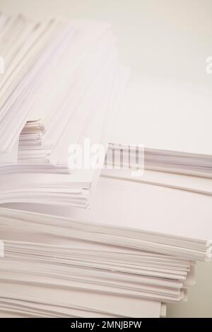 Pila di pinzare i fogli bianchi di carta per ufficio su sfondo bianco Foto  stock - Alamy