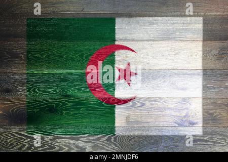 Bandiera dell'Algeria su sfondo rustico in legno vecchio Foto Stock