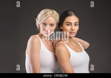Studio ritratto di due belle donne Foto Stock