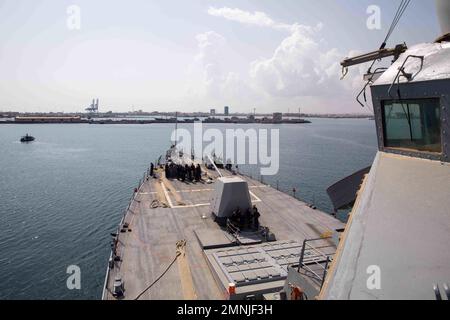 221003-N-EH998-1030 GOLFO DI ADEN (3 ottobre 2022) il cacciatorpediniere di missili guidati USS Nitze (DDG 94) entra nel porto di Gibuti, 3 ottobre. Nitze viene impiegato nell'area operativa della flotta statunitense 5th per garantire la sicurezza e la stabilità marittima nella regione del Medio Oriente. Foto Stock