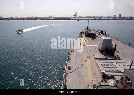 221003-N-EH998-1035 GOLFO DI ADEN (3 ottobre 2022) il cacciatorpediniere di missili guidati USS Nitze (DDG 94) entra nel porto di Gibuti, 3 ottobre. Nitze viene impiegato nell'area operativa della flotta statunitense 5th per garantire la sicurezza e la stabilità marittima nella regione del Medio Oriente. Foto Stock