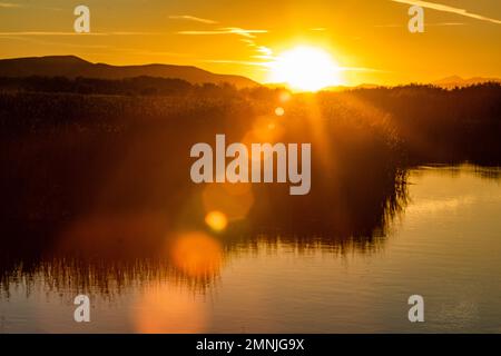 USA, Idaho, Bellevue, il sole che tramonta sul lago Foto Stock