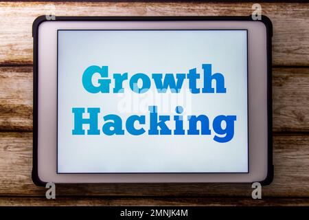 Parola chiave concettuale "Growth Hacking" sul tablet su una tabella sfumata. Il marketing si è concentrato sulla rapida crescita di un concetto aziendale Foto Stock