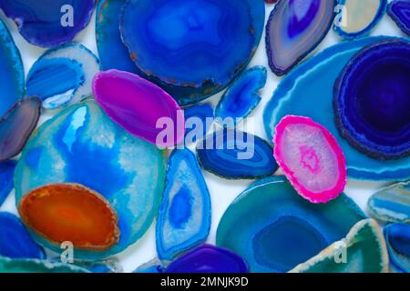 Agate set in blu e verde colors.Slices di pietra naturale .Texture di pietra naturale agate.Blue Agate geode Crystal.Cross sezione di un blu brasiliano Foto Stock