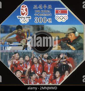 Francobollo nordcoreano per commemorare le Olimpiadi di Pechino 2008, con ostacoli, tiro a segno e una squadra sportiva femminile che celebra le Olimpiadi di Pechino. Foto Stock