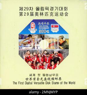 Francobollo nordcoreano per le Olimpiadi di Pechino 2008, con atleti ed etichettato come il primo francobollo digitale versatile (DVD) al mondo. Foto Stock