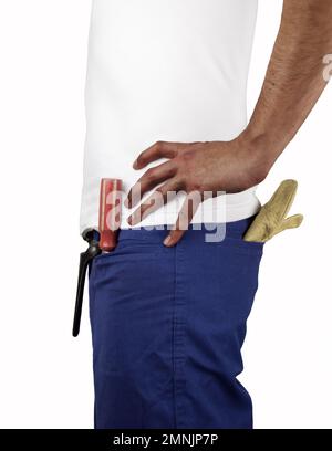 profilo del lavoratore di costruzione con gli attrezzi nelle tasche e le mani sull'anca sopra lo sfondo bianco Foto Stock