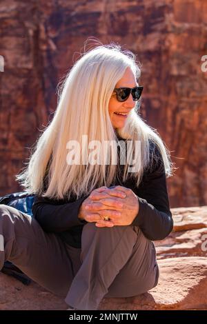 Donna anziana sorridente seduta nel Parco Nazionale di Zion Foto Stock