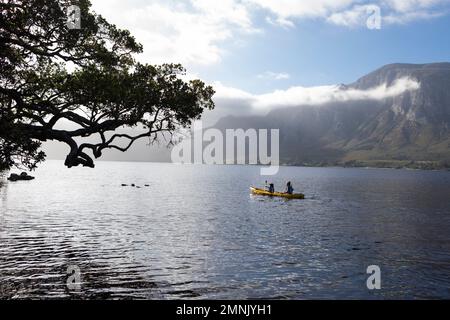 Sud Africa, Stanford, ragazzo e ragazza adolescente (10-11, 16-17) kayak in laguna Foto Stock