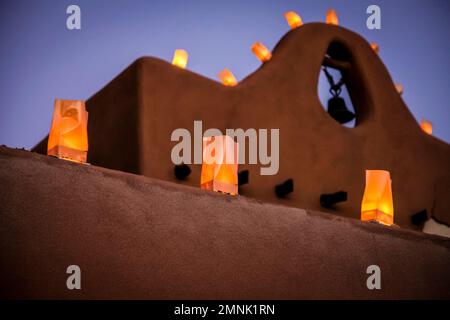USA, New Mexico, Santa Fe, Lanterne farolitos tradizionali su adobe edificio Foto Stock