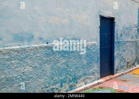 Africa, Marocco, pareti colorate blu e vecchia porta in vicolo medina Foto Stock