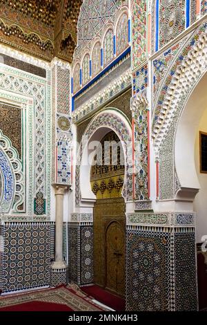 Africa, Marocco, muri decorati tradizionalmente e lavori in tillework in moschea Foto Stock