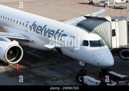 Zurigo, Svizzera, 19 gennaio 2023 Helvetic Airways l'aeromobile Embraer e-190-E2 è parcheggiato al cancello Foto Stock