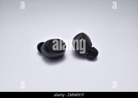 Auricolare Bluetooth Motorola grigio fotografato su sfondo bianco Foto  stock - Alamy