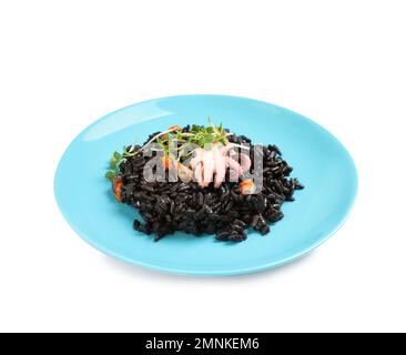 Delizioso risotto nero con pesce isolato su bianco Foto Stock