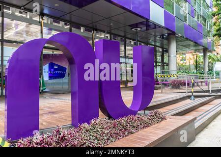 Sao Paulo, Brasile, 20 novembre 2022: Il fronte della banca digitale nubank sede nella città di Sao Paulo Foto Stock