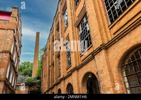 Particolare della facciata del vecchio zuccherificio. L'Engenho che sorge sulle rive del fiume Foto Stock