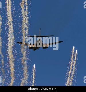La 412th Test Wing ha lanciato 419 Flight Test Squadron's B-1B Lancer della Edwards Air Force base, California, per condurre un volo in volo durante la partita di San Francisco 49ers del NFL Monday Night Football contro Los Angeles Rams al Levi's Stadium, ottobre 3. Foto Stock