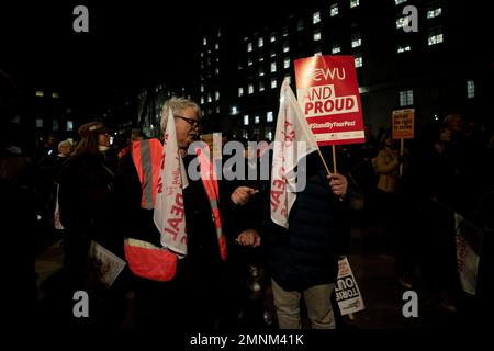 Londra, Regno Unito. 30th Jan, 2023. I manifestanti della Communication Workers Union (CWU) sono visti con le loro bandiere sindacali e un cartello durante la protesta è sufficiente. Al di fuori di Downing Street si è svolta una protesta invocata da vari sindacati britannici in risposta al dibattito in corso sulla legge anti-sciopero e sulla legge sull'ordine pubblico nella Camera del comune del Parlamento britannico. Questi disegni di legge minacciano i diritti di protesta e sciopero dei civili. Credit: SOPA Images Limited/Alamy Live News Foto Stock