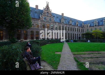 ANVERSA, BELGIO –18 OTT 2022- Vista dello Stadscampus dell'Università di Anversa (UAntwerp, Universiteit Antwerpen), una combinazione di storia e. Foto Stock