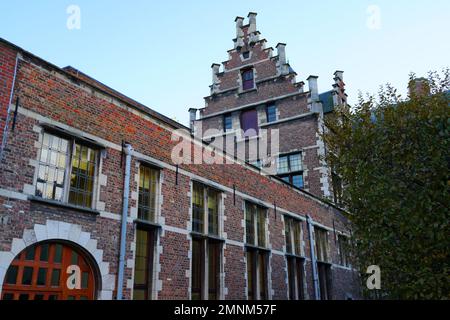 ANVERSA, BELGIO –18 OTT 2022- Vista dello Stadscampus dell'Università di Anversa (UAntwerp, Universiteit Antwerpen), una combinazione di storia e. Foto Stock