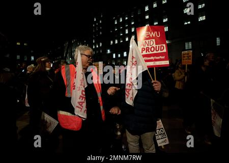 Londra, Regno Unito. 30th Jan, 2023. I manifestanti della Communication Workers Union (CWU) sono visti con le loro bandiere sindacali e un cartello durante la protesta è sufficiente. Al di fuori di Downing Street si è svolta una protesta invocata da vari sindacati britannici in risposta al dibattito in corso sulla legge anti-sciopero e sulla legge sull'ordine pubblico nella Camera del comune del Parlamento britannico. Questi disegni di legge minacciano i diritti di protesta e sciopero dei civili. (Foto di Hesther ng/SOPA Images/Sipa USA) Credit: Sipa USA/Alamy Live News Foto Stock