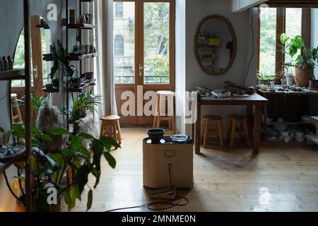 Interno di laboratorio ceramista o sala per lezioni di formazione sulla fabbricazione di ceramica con ruota di ceramica Foto Stock