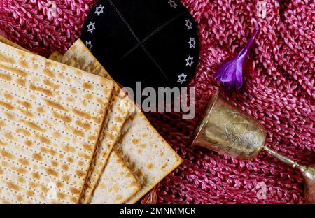 Durante la festa ebraica di Pesach, kosher kiddush vino pane azzimo matzah è festa di Pasqua Foto Stock