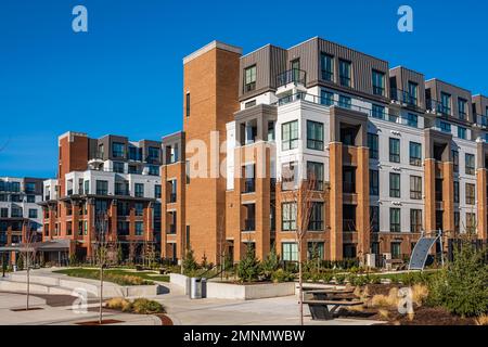 Moderni edifici di appartamenti in una giornata di sole con un cielo blu. Facciata di un moderno edificio di appartamenti. Nuovo edificio di appartamenti. Nuovo ed elegante multipiano