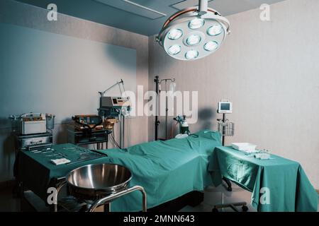 Sala operatoria sterile in ospedale set di esposizione di apparecchiature mediche chirurgiche disposti sul tavolo. Sala operatoria con sfondo strumenti chirurgici Foto Stock