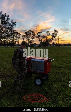 Staff Sgt. James Griffin, un artigiano della produzione di energia elettrica assegnato al 255th Air Control Squadron, Mississippi Air National Guard, ispeziona le attrezzature in un centro operativo tattico a Lehigh Acres, Florida, 4 ottobre 2022. Il 255th viene dispiegato nella Florida meridionale per rispondere alla devastazione dell'uragano Ian. Foto Stock