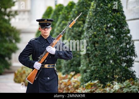 Le sentinelle del 3D° reggimento della fanteria statunitense conducono il cambio della guardia alla Tomba del Milite Ignoto al cimitero nazionale di Arlington, Arlington, Virginia, 4 ottobre 2022. Foto Stock