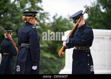 Le sentinelle del 3D° reggimento della fanteria statunitense conducono il cambio della guardia alla Tomba del Milite Ignoto al cimitero nazionale di Arlington, Arlington, Virginia, 4 ottobre 2022. Foto Stock