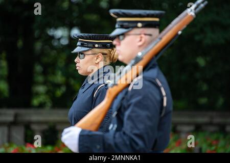 Le sentinelle del 3D° reggimento della fanteria statunitense conducono il cambio della guardia alla Tomba del Milite Ignoto al cimitero nazionale di Arlington, Arlington, Virginia, 4 ottobre 2022. Foto Stock