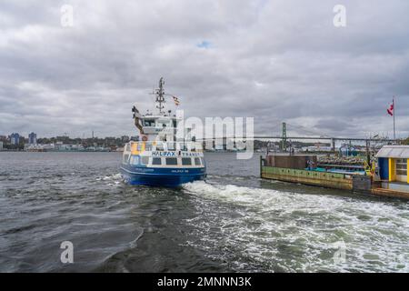 Il traghetto Halifax Dartmouth al terminal di Dartmouth, Nuova Scozia, Canada. Foto Stock