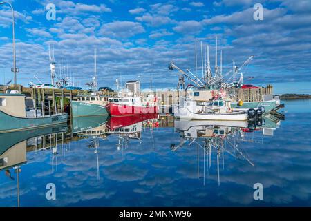 Colorate barche da pesca ormeggiate a Yarmouth, Nuova Scozia, Canada. Foto Stock