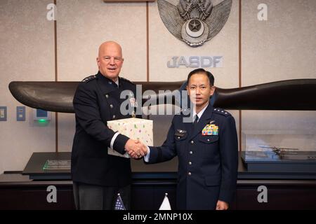 TOKYO (5 ottobre 2022) il generale della US Space Force John W. Raymond, capo delle operazioni spaziali, a sinistra, posa per una foto con il generale della Japan Air Self-Defense Force Shunji Izutsu, capo di stato maggiore della JASDF, a destra, durante la sua visita per interagire con alti funzionari del Ministero della difesa giapponese, a Tokyo, in Giappone, 5 ottobre 2022. Raymond ha rafforzato l'impegno degli Stati Uniti nei confronti dell'alleanza USA-Giappone a seguito di un lancio di missili balistici nordcoreani che ha attraversato il Giappone settentrionale il 4 ottobre. INDOPACOM,Indo-Pacifico,JSDF,Giappone,Ministero della difesa,USSF, Foto Stock