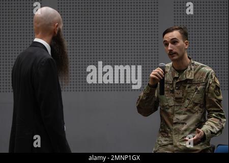 U.S. Air Force Senior Airman Ottobre Christen-Malone, 407th Expeditionary Operations Support Squadron airfield management, a destra, fa una domanda a James Holtsnider, Ambasciata degli Stati Uniti Kuwait Charge d'Affaires, durante una chiamata per 386th Air Expeditionary Wing Airmen presso Ali al Salem Air base, Kuwait, 27 settembre 2022. Holtsnider ha risposto alle domande di Airmen dopo il suo breve su argomenti come le sue esperienze lavorando nella regione e lavorando come Ambasciata americana Kuwait Charge d’Affaires. Foto Stock