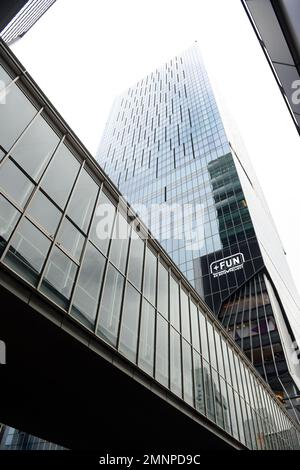 Il moderno ponte pedonale che collega la torre Hikarie e la torre di Piazza Scramble a Shibuya, Tokyo, Giappone. Foto Stock