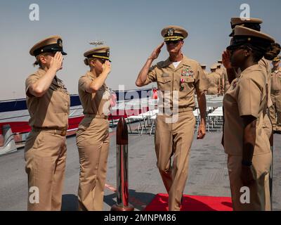 221005-N-UL352-1170 PORTA HAMAD, Qatar (5 ottobre 2022) CMdR. Mark Gallagher saluta i sideboys durante una cerimonia di cambio di comando a bordo del cacciatorpediniere missilistico guidato USS Delbert D. Black (DDG 119), ottobre 5. Durante la cerimonia, CMdR. Adam Stein ha sollevato il CMdR. Mark Gallagher come comandante ufficiale di Delbert D. Black. Foto Stock