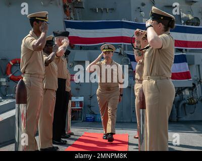 221005-N-UL352-1026 HAMAD PORT, Qatar (5 ottobre 2022) Vice ADM. Brad Cooper, comandante degli Stati Uniti Naval Forces Central Command, USA Quinta flotta e forze marittime combinate, arriva a una cerimonia di cambio di comando a bordo del cacciatorpediniere missilistico guidato USS Delbert D. Black (DDG 119), ottobre 5. Durante la cerimonia, CMdR. Adam Stein ha sollevato il CMdR. Mark Gallagher come comandante ufficiale di Delbert D. Black. Foto Stock