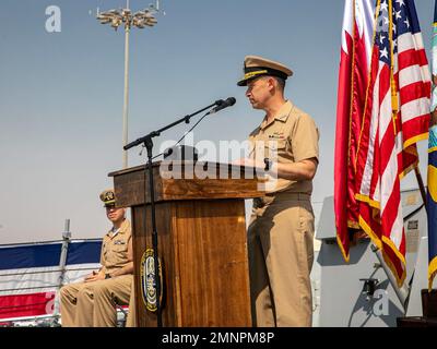 221005-N-UL352-1052 HAMAD PORT, Qatar (5 ottobre 2022) Vice ADM. Brad Cooper, comandante degli Stati Uniti Naval Forces Central Command, USA Quinta flotta e forze marittime combinate, fornisce osservazioni durante una cerimonia di cambio di comando a bordo del cacciatorpediniere missilistico guidato USS Delbert D. Black (DDG 119), ottobre 5. Durante la cerimonia, CMdR. Adam Stein ha sollevato il CMdR. Mark Gallagher come comandante ufficiale di Delbert D. Black. Foto Stock