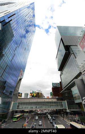 Il moderno ponte pedonale che collega la torre Hikarie e la torre di Piazza Scramble a Shibuya, Tokyo, Giappone. Foto Stock